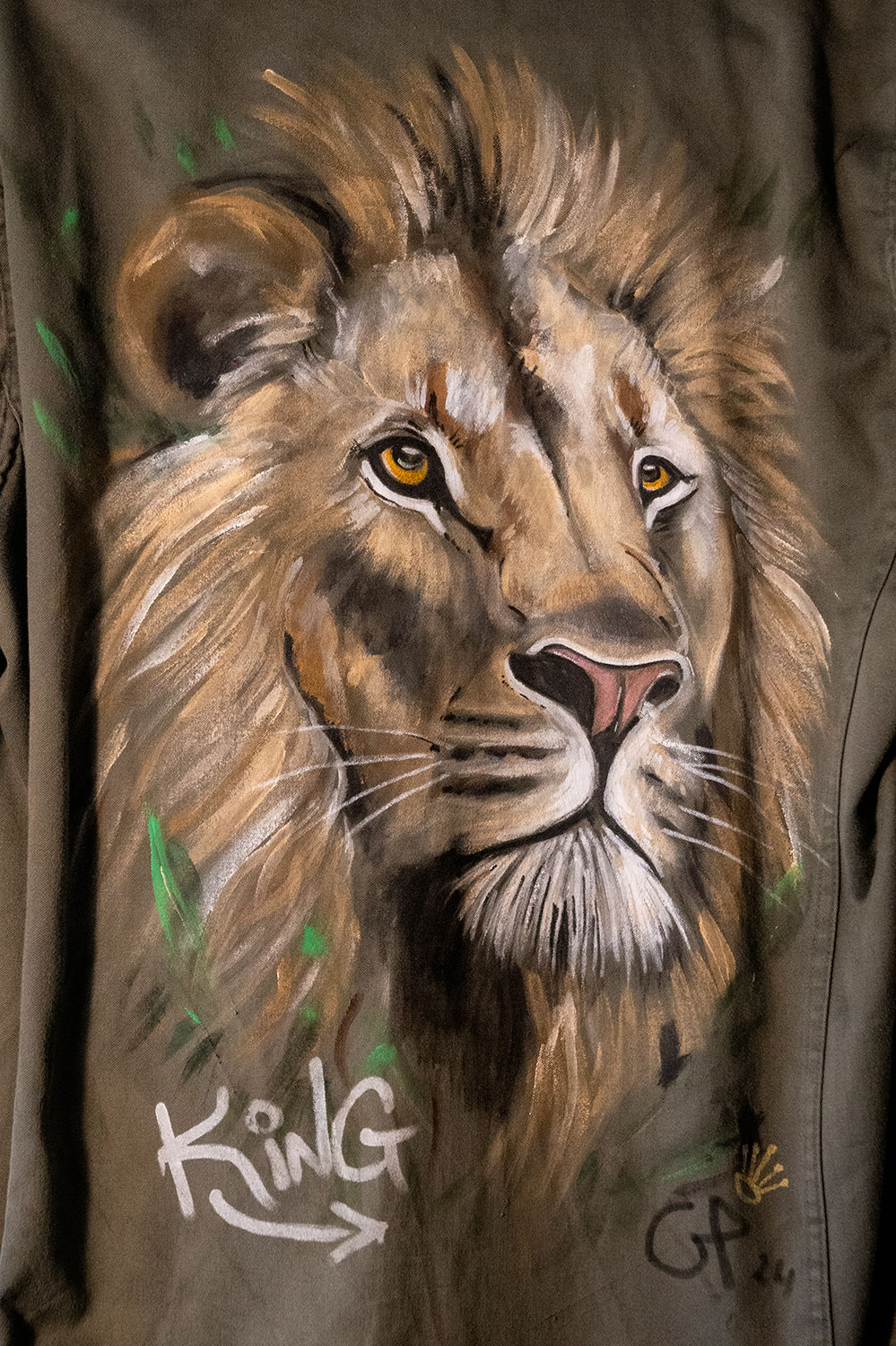 Veste peinte Lion par Geoffrey Payen