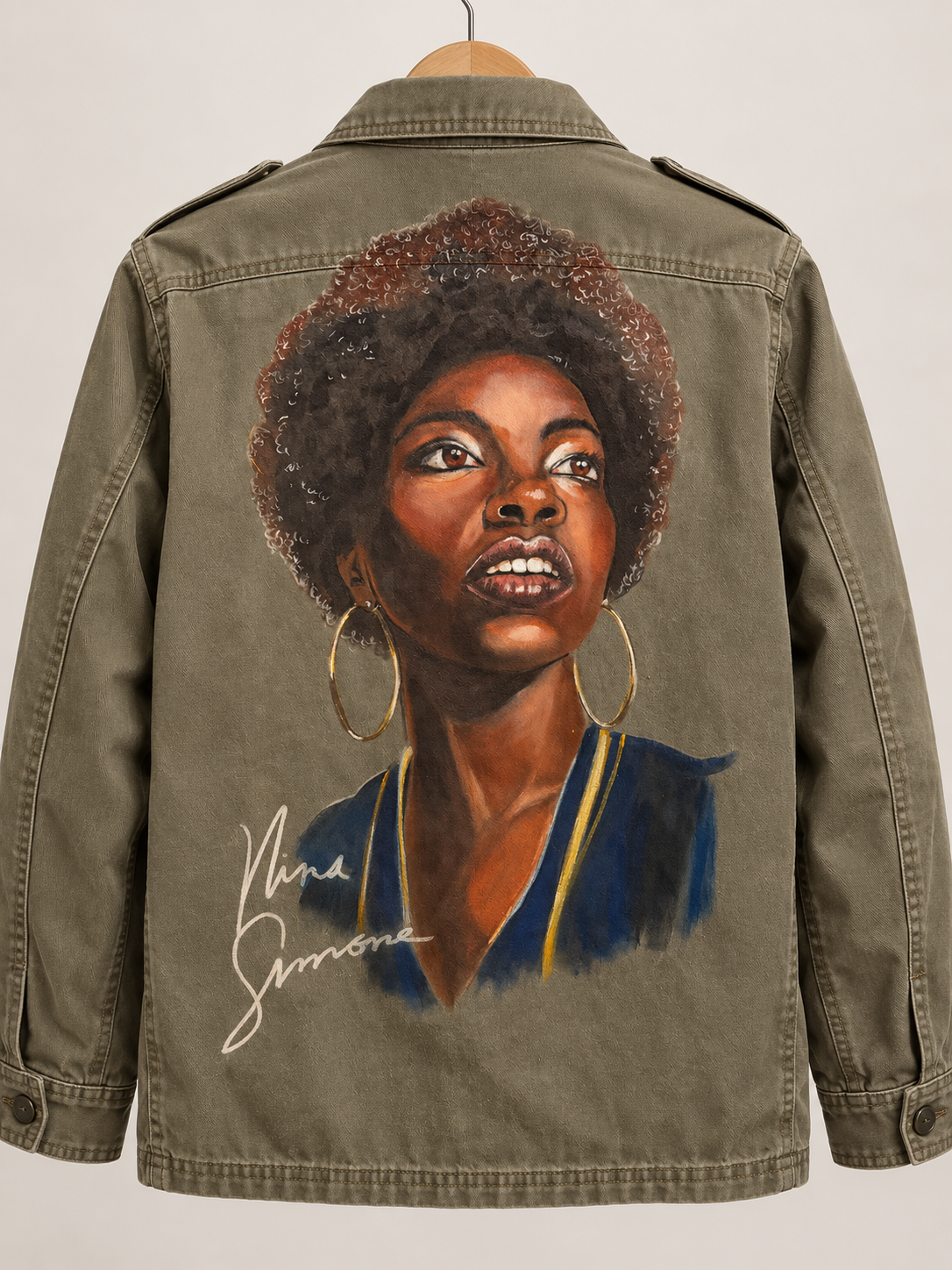 Veste kaki avec un portrait peint de Nina Simone par Geoffrey Payen
