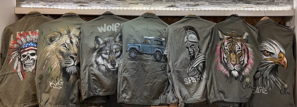 Collection de vestes militaires peintes par Geoffrey Payen